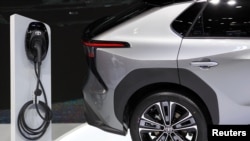 Sebuah mobil listrik pabrikan Toyota dipamerkan di Bangkok International Motor Show, Thailand, pada 30 Maret 2022. (Foto: Reuters/Soe Zeya Tun)
