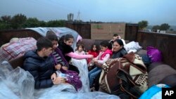 Warga etnis Armenia yang keluar dari wilayah Nagorno-Karabakh, menaiki truk untuk menuju Kornidzor di wilayah Syunik, Armenia, Senin 25 September 2023. 