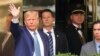 Ish-Presidenti Trump përshëndet ndërsa del nga Kulla Trump në Nju Jork (13 prill 2023)