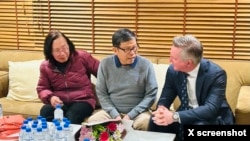 Chau Van Kham (tengah), bersama istrinya dan Menteri Perubahan Iklim dan Energi Australia Chris Bowen, 11 Juli 2023. (Foto: Twitter/Chris Bowen).