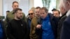 Presiden Ukraina Volodymyr Zelenskyy saat bertemu dengan kepala energi atom PBB Rafael Mariano Grossi selama kunjungan ke Zaporizhzhia, Ukraina, Senin 27 Maret 2023. (Foto: Efrem Lukatsky/AP)