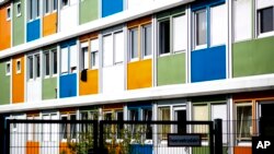 FILE - Kontainer dengan berbagai warna yang dipersiapkan sebagai rumah pengungsi sementara di Berlin, Jerman, Rabu, 10 Mei 2023. (AP/Markus Schreiber)