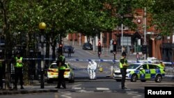 Petugas forensik polisi bekerja di lokasi yang ditutup dengan pita polisi, menyusul insiden besar di pusat Kota Nottingham, Nottingham, Inggris, 13 Juni 2023. (Foto: REUTERS/Carl Recine)