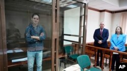 မော်စကိုမှာရုံးထုတ်လာတဲ့ သတင်းထောက် Evan Gershkovich နဲ့ ရုရှားနိုင်ငံဆိုင်ရာ အမေရိကန်သံအမတ်ကြီး Lynne Tracy(ယာ) ဧပြီ ၁၈၊ ၂၀၂၃