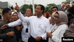 Anies Baswedan menunjukkan jari yang sudah dicelup tinta usai memberi suara dalam pemilihan presiden, di Jakarta, 14 Februari 2024. (Foto: Ajeng Dinar Ulfiana/Reuters)