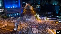 Dhjetëra mijëra izraelitë duke valëvitur flamujt gjatë protestave kundër qeverisë së Benjamin Netanyahut