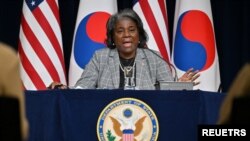 Duta Besar AS untuk PBB Linda Thomas-Greenfield berbicara pada konferensi pers di American Diplomacy House di Seoul pada 17 April 2024. (Foto: via Reuters)