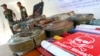 Anggota militer Kamboja berdiri di dekat berbagai jenis ranjau darat dan roket yang dipamerkan di Provinsi Kampong Speu, 27 November 2011. (Foto: Reuters)