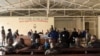 Des membres de l'armée congolaise, condamnés à mort pour désertion et lâcheté lors des combats contre les rebelles du M23 à Goma, dans la province du Nord-Kivu, en RDC, le 3 mai 2024.