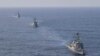 Destrojeri amerikan "USS Benfold", pasohet nga destrojeri i Koresë së Jugut "Yulgok Yi" dhe destrojeri japonez "Atago" (17 prill 2023)