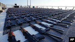 资料照片:美国海军提供的照片显示“沙利文兄弟号”导弹驱逐舰甲板上摆放的AK-47 突击步枪。这些武器是美国海军从由伊朗驶向也门胡塞武装控制区的船只上截获的。(2023年6月7日)