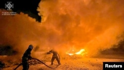 Фото 26 вересня 2023 року - Росія ударила дронами по порту на річці Дунай, Одеська область. (Служба надзвичайних ситуацій через Reuters)