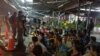 မလေးရှားနိုင်ငံ၊ စီလင်ဂေါ ပြည်နယ်၊ Seri Kembangan (စီရီ ကန်ဘန်ငန်) မှာရှိတဲ့ဈေးကြီးမှာ လုပ်ကိုင်နေကြတဲ့ ရာနဲ့ချီတဲ့ နိုင်ငံခြားသားအလုပ်သမားတွေကို မလေးရှား လဝက၊ ရဲတပ်ဖွဲ့တို့က အော်ပရာစီ စစ်ဆင်ရေးအရ ဝင်ရောက်စီးနင်း စစ်ဆေးဖမ်းဆီးခဲ့စဉ် ( ဇွန် ၁၄၊ ၂၀၂၃)