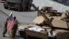 Tentara AS tampak berada di dekat tank M1 Abrams yang diparkir di luar aula pada ajang Ekshibisi Industri Pertahanan Internasional di Kielce, Polandia, pada 5 September 2022. (Foto: Reuters/Kacper Pempel)