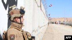 FILE - Bagian tembok beton perbatasan, di sepanjang perbatasan dengan Suriah di kawasan al-Baghouz Irak, pada hari peresmiannya, 28 Januari 2024. (Foto oleh KEMENTERIAN DALAM NEGERI IRAK / AFP)