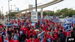 Anggota serikat pekerja United Auto Workers (UAW) menggelar demonstrasi di pusat Kota Detroit menyusul aksi mogok kerja yang mereka lakukan terhadap tiga produsen mobil di Detroit, Michigan, pada 15 September 2023. (Foto: AFP/Matthew Hatcher)