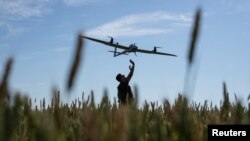 Украинский военнослужащий из батальона ударных дронов 92-й бригады "Ахиллес" запускает беспилотник (архивное фото).