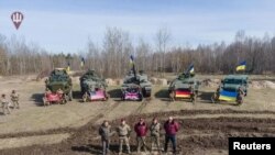 На озброєнні 82-ї бригади, за повідомленнями ЗМІ, є британські танки Challenger 2, американські машини Stryker, німецькі Marder. Архівне фото від березня 2023 року: техніка союзників в Україні. Міністерство оборони України