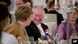 Mbreti Charles III duke biseduar gjatë darkës me ish-Kancelaren Merkel (29 mars 2023)