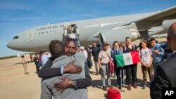 Avioni i forcave ajrore të Spanjës mbërrin në Madrid me pasagjerë të evakuar nga Sudani (24 prill 2023)