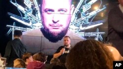 Vladlen Tatarsky duke folur më 2 prill 2023 në kafenenë në Shën Petersburg
