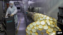 中国江苏省淮安的一个半导体芯片厂的工人在做工。(2024年4月29日)