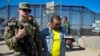 Tentara Amerika Serikat mengawal para migran untuk diproses oleh pihak imigrasi setelah memasuki wilayah El Paso, Texas dari Ciudad Juarez, Meksiko, 10 Mei 2023. (Foto: Andres Leighton/AP Photo, File)