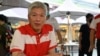 Lee Hsien Yang, adik mantan PM Singapura Lee Hsien Loong, sedang menikmati kopi usai menerima keanggotaan partai oposisi Partai Kemajuan Singapoura di Pasar Tiong Bahru, Singapura, 24 Juni 2020. (Foto: Roslan Rahman/AFP)