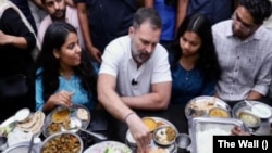 দিল্লি বিশ্ববিদ্যালয়ে ছাত্রদের সঙ্গে মধ্যাহ্নভোজ করছেন রাহুল গান্ধী