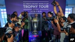 ভারতের হায়দরাবাদের রাজীব গান্ধী আন্তর্জাতিক ক্রিকেট স্টেডিয়ামে আসন্ন আইসিসি পুরুষ বিশ্বকাপ ক্রিকেটের ট্রফি সফরের সময় ফটোগ্রাফাররা ছবি তুলছেন। ২১ সেপ্টেম্বর, ২০২৩। 