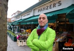 David Josephs, pemilik Panzer's, berpose di depan toko makanan dan kelontongnya di London, Inggris, 26 Maret 2024. (REUTERS/Toby Melville)