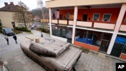 Tank plastik i fryrë me ajër që imiton mjetin luftarak