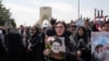 Para pelayat mendatangan acara pemakaman Presiden Iran Ebrahim Raisi di alun-alun Azadi di Teheran, Iran, pada 22 Mei 2024. (Foto: AFP)