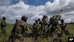 Українські військові використовують надану США гаубицю M777, Харківська область, 26 жовтня, 2023.