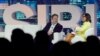 PDG Twitter Elon Musk (mitan) ale ak Linda Yaccarino, direktris pwomosyon ak patenarya pou NBC Universal, nan Miami Beach, Florid, 18 Avril 2023. 