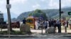 Petugas medis dan petugas darurat bekerja di lokasi di mana seorang pria Suriah melukai empat anak dan seorang dewasa dalam serangan pisau di sebuah taman di kota Annecy, Prancis, Kamis 8 Juni 2023.