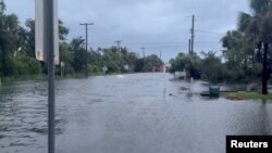 Jalan 41st Avenue di Waterway Blvd, Isle of Palms, South Carolina, AS tergenang banjir, 30 Agustus 2023, dalam tangkapan layar yang diperoleh dari video handout. (Departemen Kepolisian Pulau Palms via X/Handout via REUTERS)