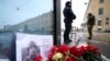 Lulet e vendosura pranë kafenesë në Shën Petersburg, Rusi (3 prill 2023)