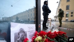 Lulet e vendosura pranë kafenesë në Shën Petersburg, Rusi (3 prill 2023)