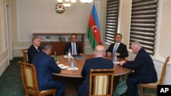 Perwakilan komunitas Armenia di Nagorno-Karabakh, pemerintah Azerbaijan dan perwakilan kontingen penjaga perdamaian Rusia menghadiri pembicaraan di kota Yevlakh, Azerbaijan, 21 September 2023.