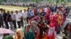 Para pemilih mengantre untuk memberikan suara mereka di tempat pemungutan suara pada tahap ketujuh dan terakhir pemungutan suara dalam pemilihan umum India di Chandigarh pada 1 Juni 2024. (Foto: AFP)