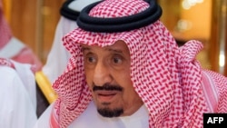 Raja Arab Saudi, Salman bin Abdulaziz Al Saud mengalami "demam tinggi" dan nyeri sendi sehingga akan menjalani serangkaian tes medis kedua dalam waktu kurang dari sebulan. (Foto: SPA/AFP)