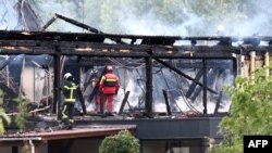 Para petugas pemadam kebakaran memeriksa gedung rumah peristirahatan untuk difabel yang terbakar di Wintzenheim, di timur Prancis, Rabu, 9 Agustus 2023. Sebelas orang tewas dalam kebakaran itu. (Foto: Sebastien Bozon/AFP)