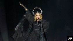 Madonna tampil dalam pertunjukan terakhir serangkaian tur keliling dunianya, di Pantai Copacabana di Rio de Janeiro, Brazil, 4 Mei 2024. (Foto: AP)