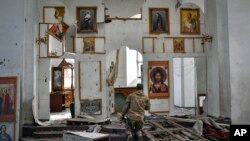  У звіті Держдепу йдеться про те що російська окупаційна влада знищила, пошкодила чи пограбувала щонайменше 630 релігійних об'єктів. На фото – церква зруйнована російською повітряною атакою у Запорізькій області, AP