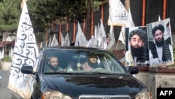 Les drapeaux blanc et noir de l'Emirat islamique d'Afghanistan, nom donné au pays par ses nouveaux dirigeants, flottaient aux points de contrôle de sécurité de la capitale, tombée le 15 août 2021.