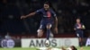 Korbin Albert (G) est taclé par Perle Morroni lors du match entre le PSG Et Lyon (OL) au Parc des Princes à Paris, le 1er octobre 2023.