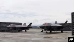 Avionët F-35B Korpusit të Marinsave amerikanë në bazën ajrore koreanojugore Gwangju (16 prill 2023)