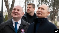 Presidenti rus duke vizituar Qendrën e Artit të Fëmijëve në Sevastopol, Krime (18 mars 2023)