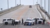 Polisi memblokir pintu masuk pantai di Belleair Causeway di tengah hujan dan hembusan angin akibat Badai Idalia di Clearwater, Florida, AS, 30 Agustus 2023. (REUTERS/Adrees Latif)